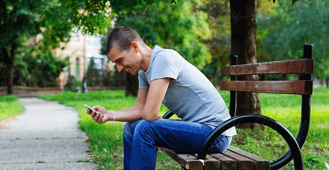 homme qui fait du trading sur un banc public
